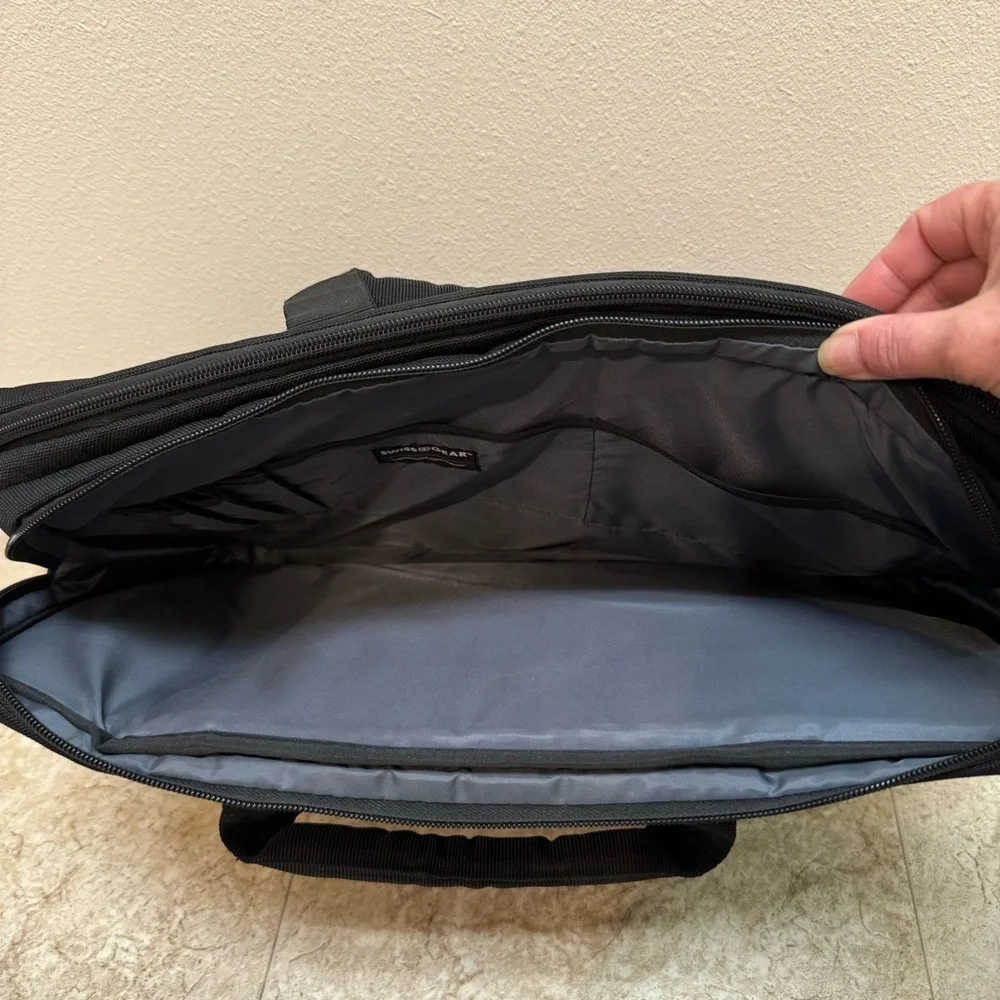 Swiss Gear Anthem 17” Laptop Slim Carrying Case Bag